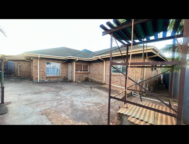 4 BEDROOM HOUSE FOR SALE IN THOHOYANDOU RURAL